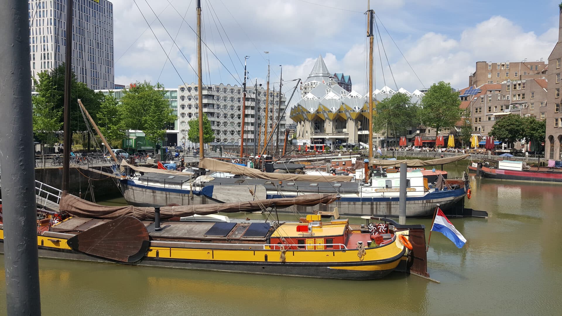 Schepen in de Oude Haven met de Kubuswoningen op de achtergrond