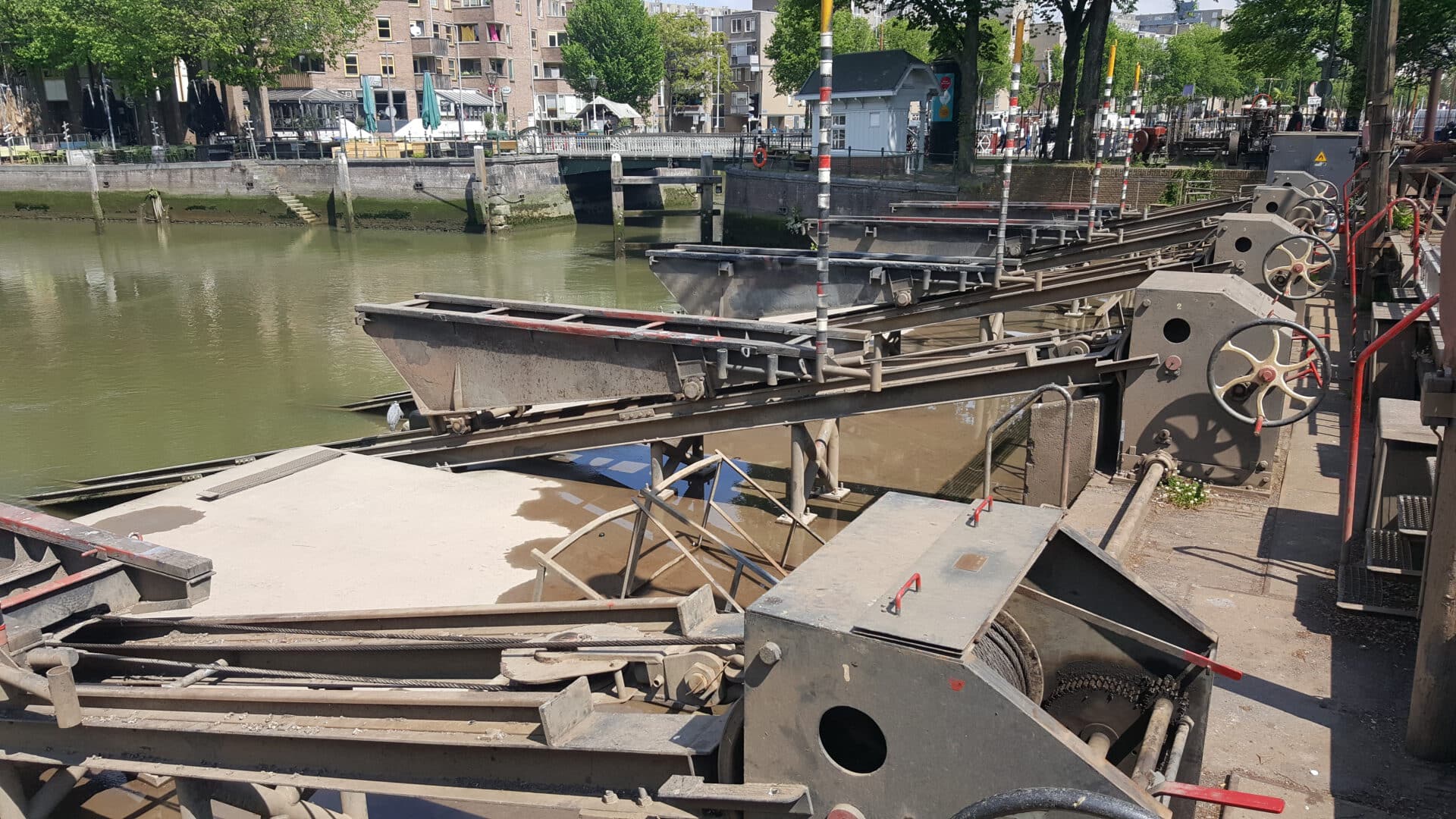 Hellingkarren en gereedschap op de werf