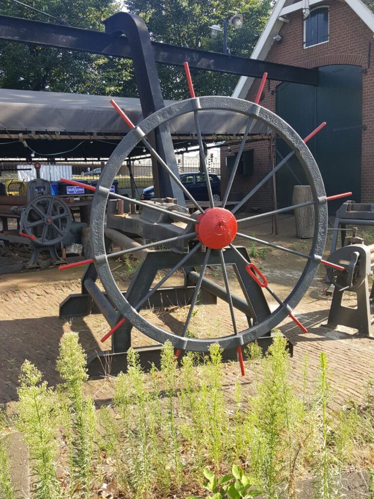 Historisch ambachtelijk apparaat met vliegwiel op de werf