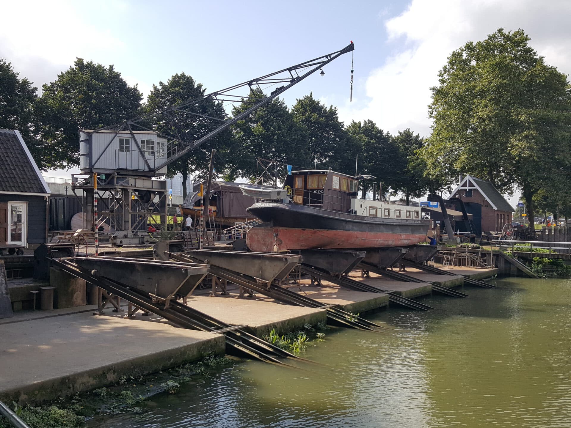 Schip op de helling met de werfkraan en het water van de Oude Haven