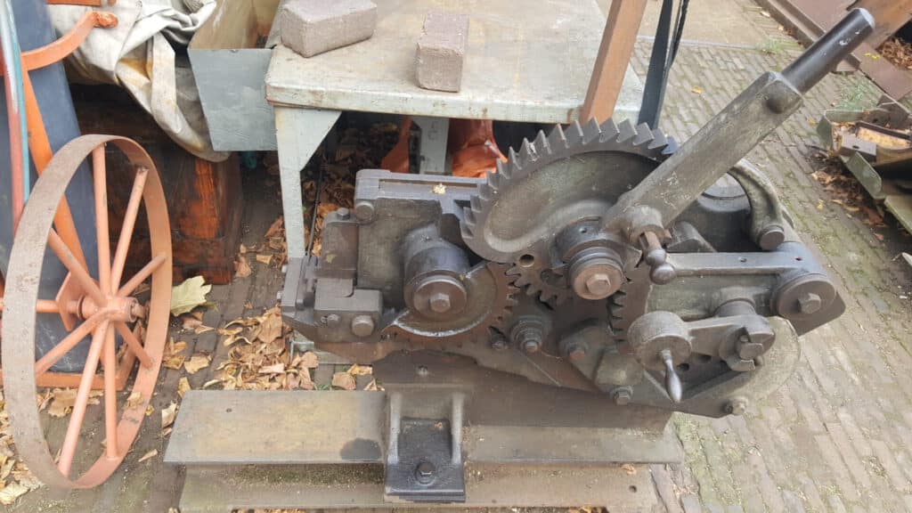 Oude handbediende machine met tandwielen