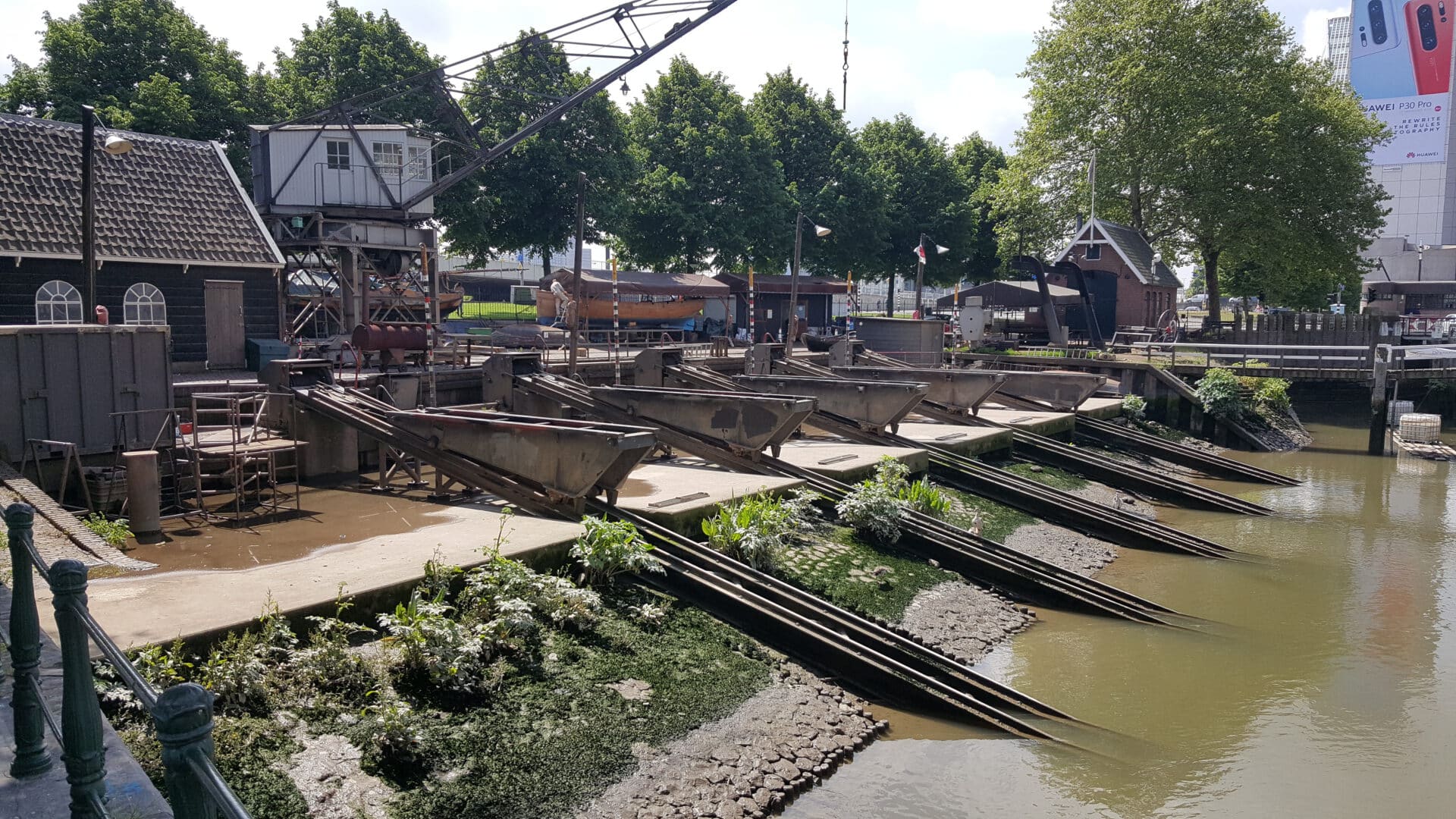 De scheepshelling met de werfkraan bij laag water