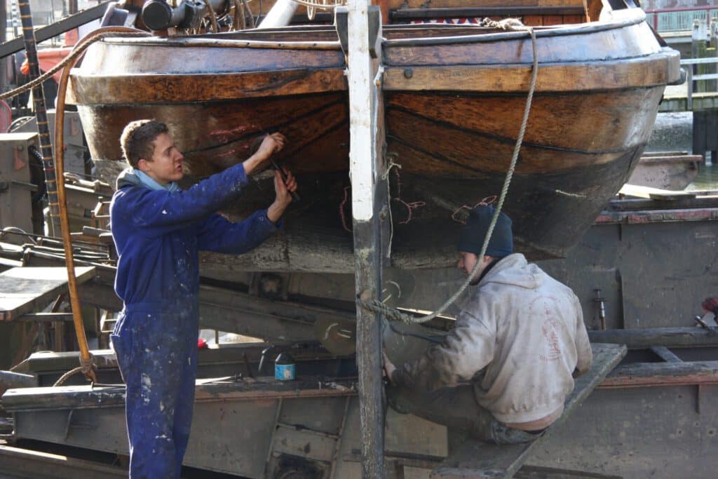Houtbewerking aan de romp van een schip