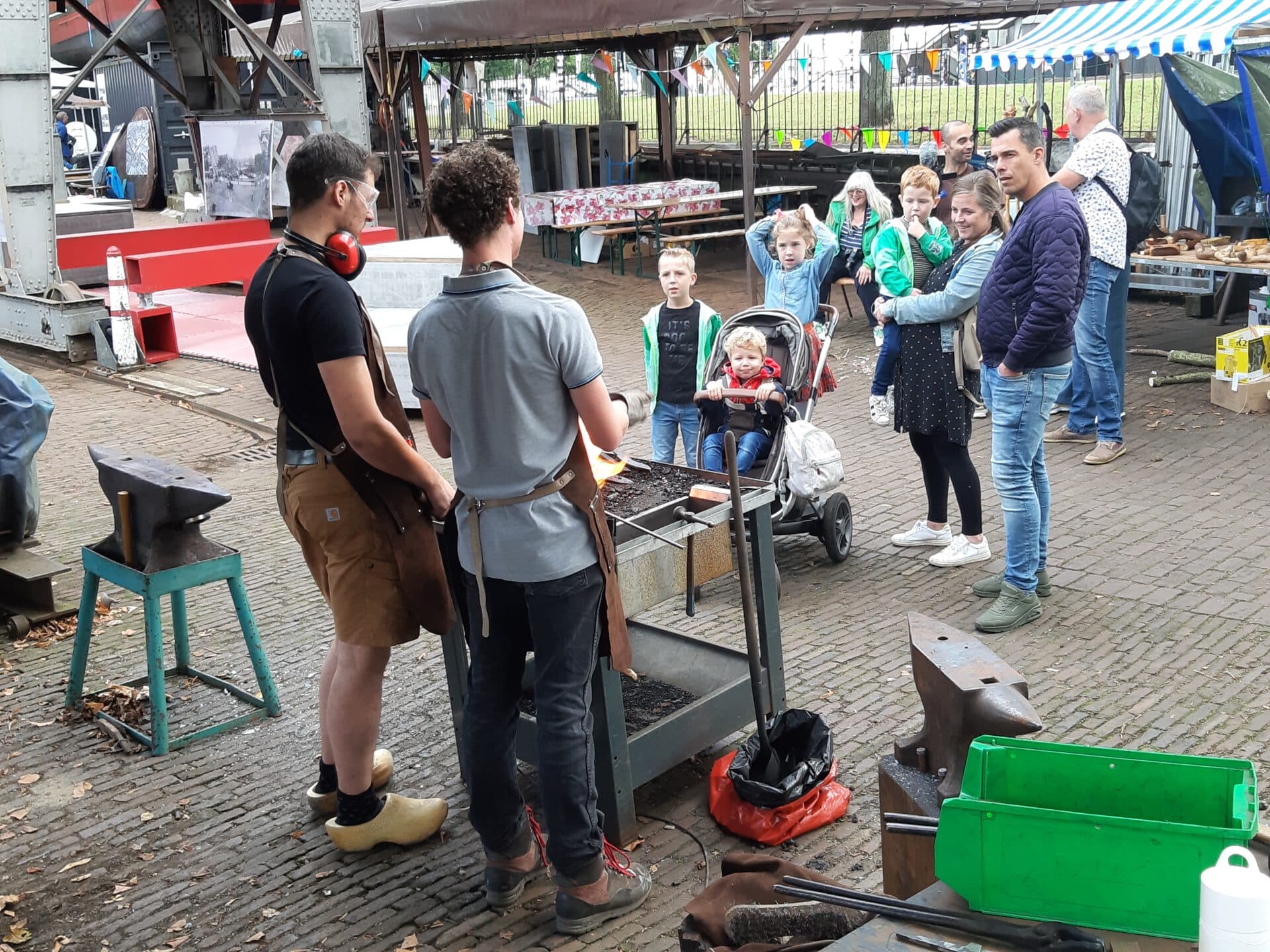 Smeeddemonstratie voor bezoekers