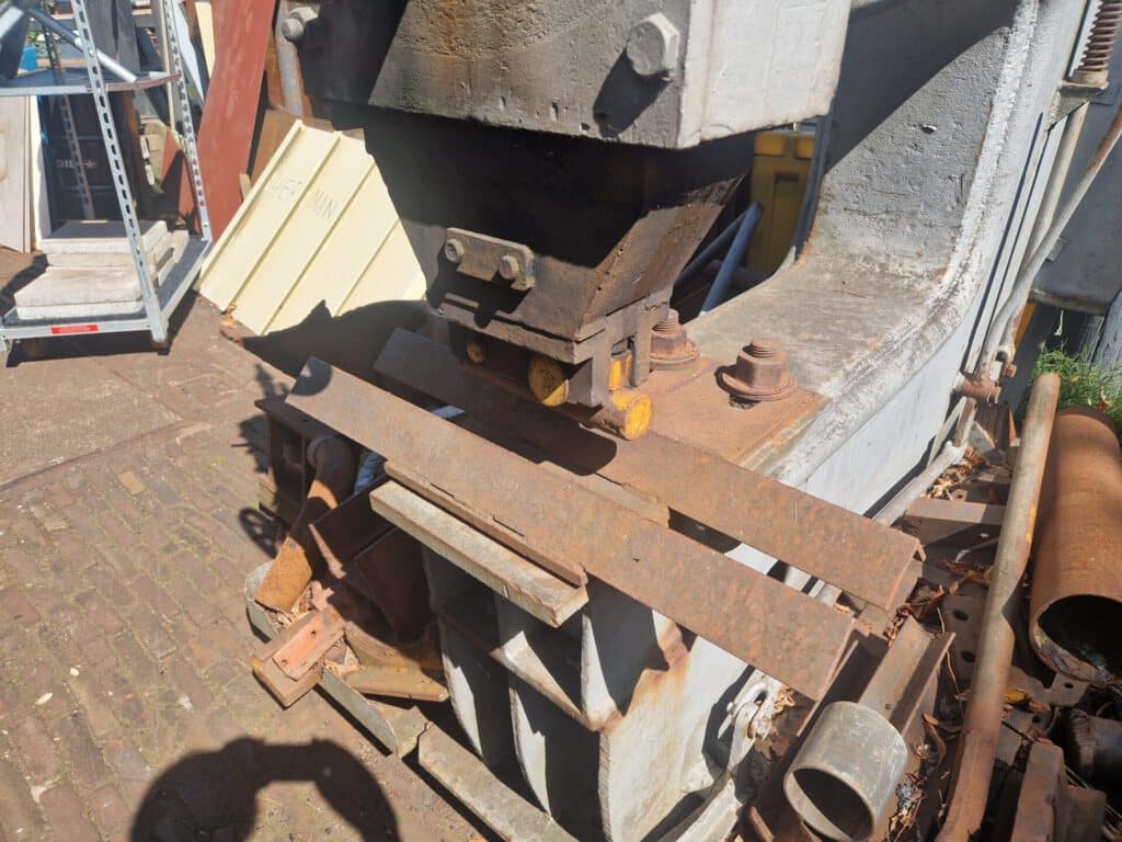 Detail van de buigmachine met een gebogen stalen strip