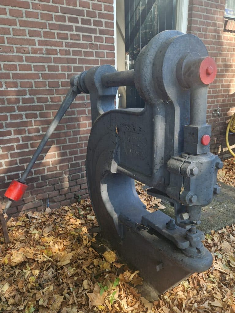 Ponsmachine voor het ponsen van gaten in staal