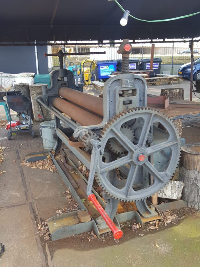 Plaatbuigmachine met groot handwiel