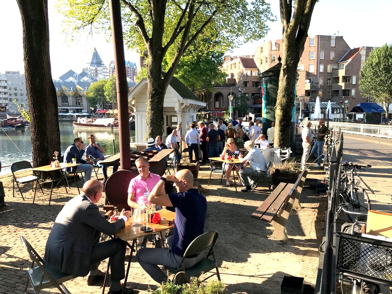 Vrijwilligers en gasten aan tafel op de werf