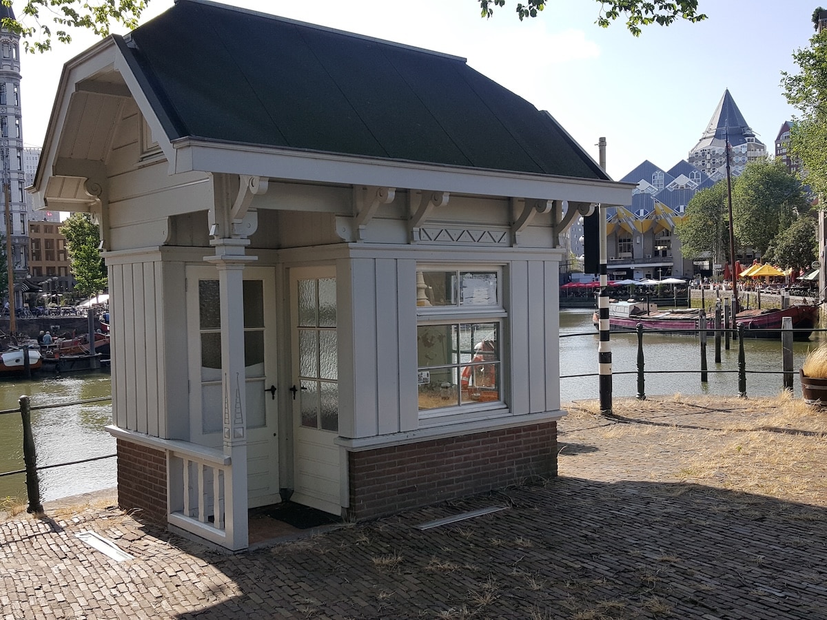 Het witte brugwachtershuisje op het werfterrein