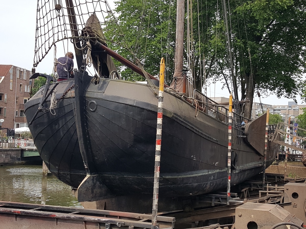 Historisch zeilschip op de helling van Stadswerf Koningspoort