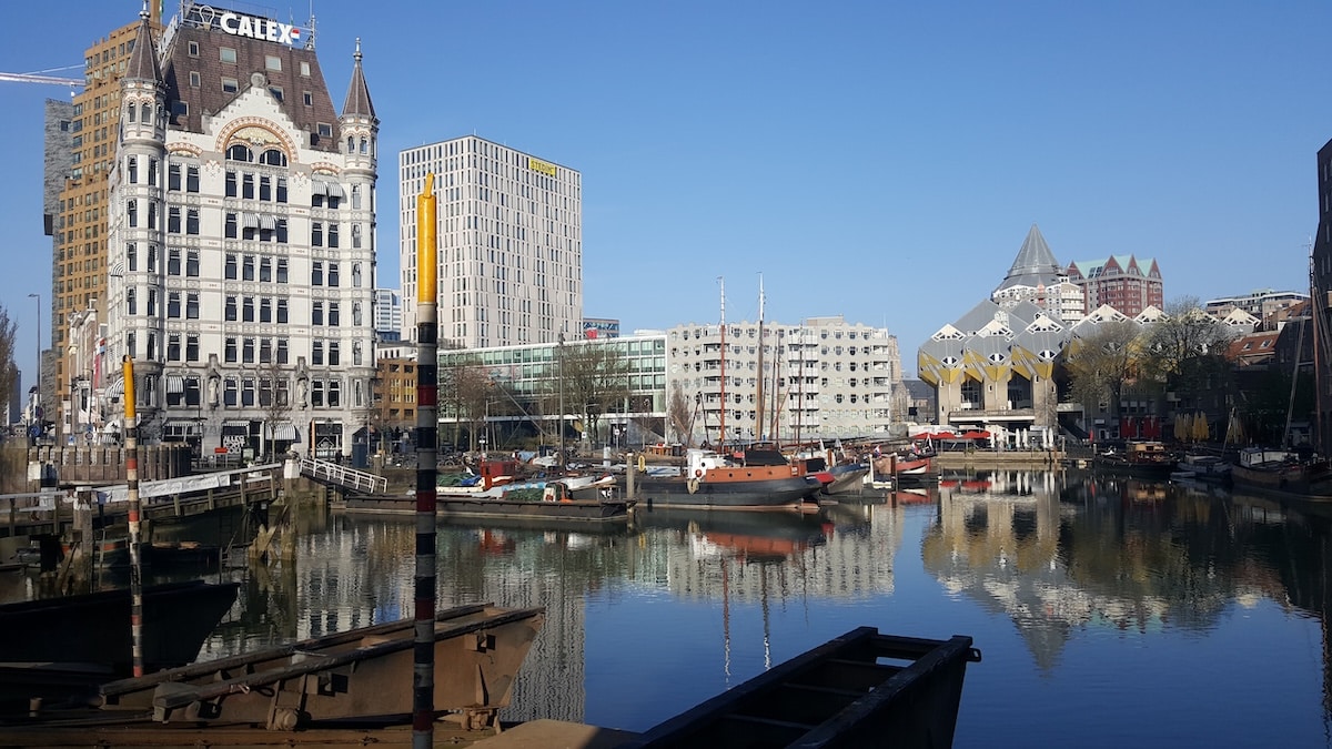 De Oude Haven in Rotterdam met het Witte Huis, de Kubuswoningen en museale schepen