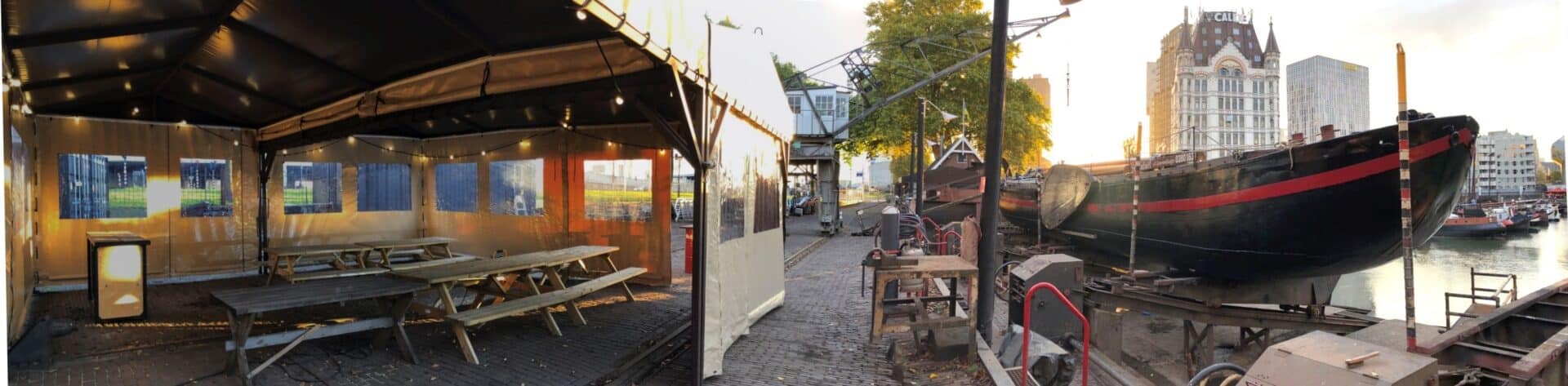 Panorama van de werkplaats en een schip op de werf
