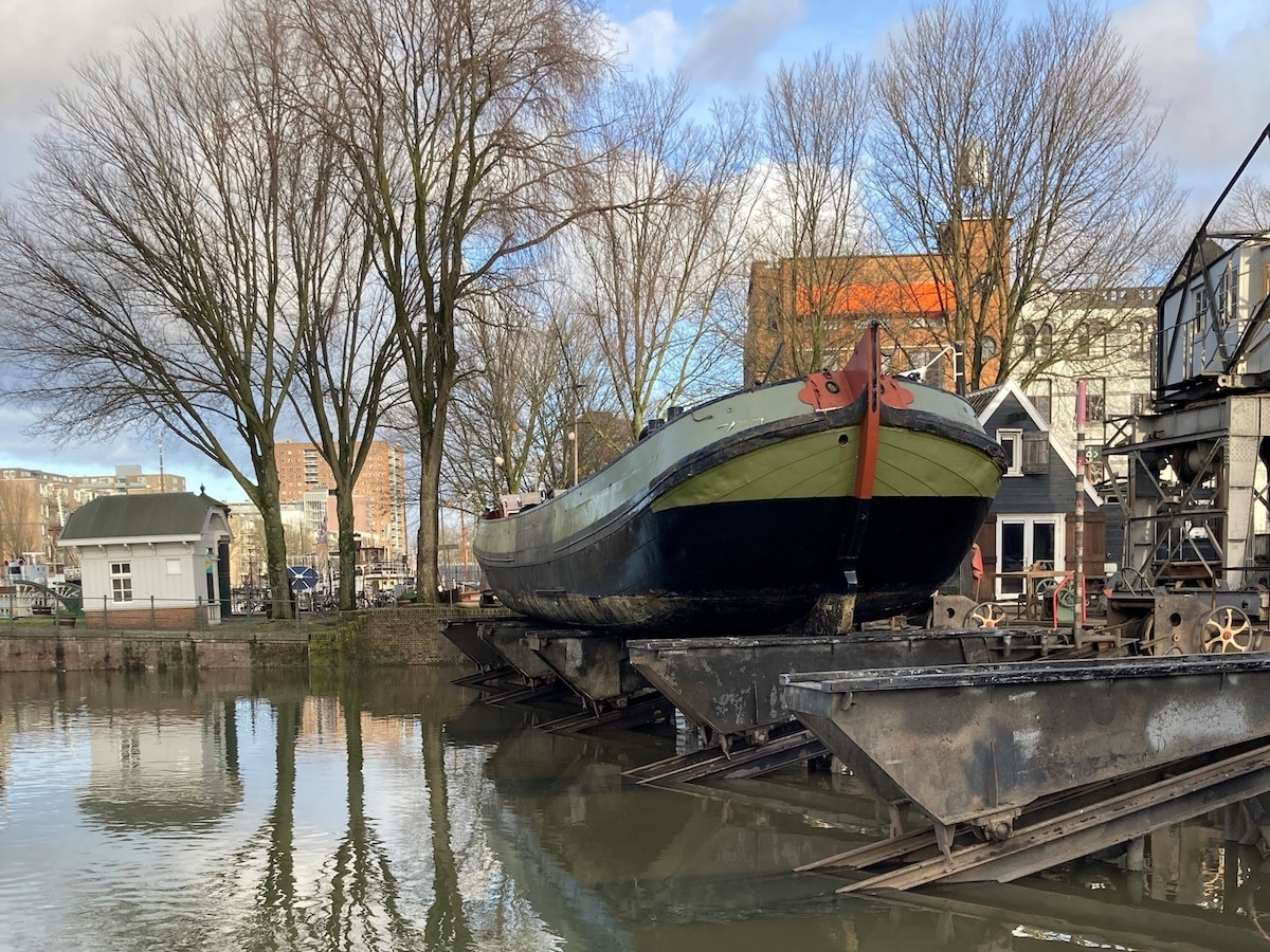 Historisch binnenvaartschip op de helling van Stadswerf Koningspoort