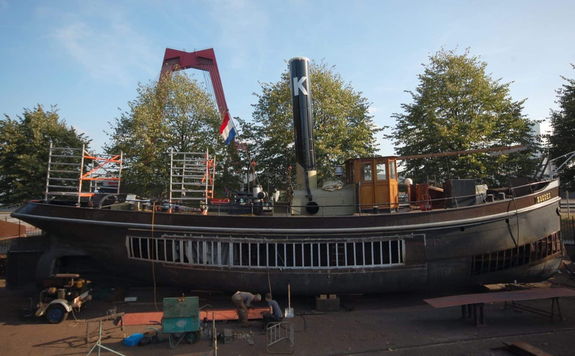 Schip op de kant voor restauratie op het werfterrein