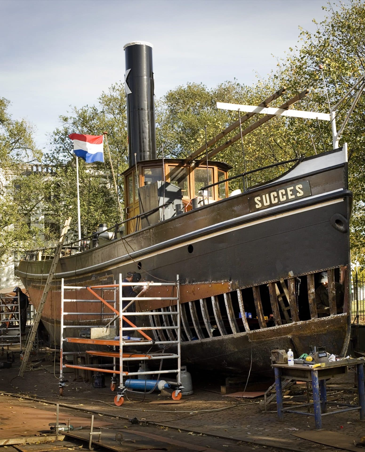 Stoomschip Succes in de steigers tijdens de restauratie op de wal