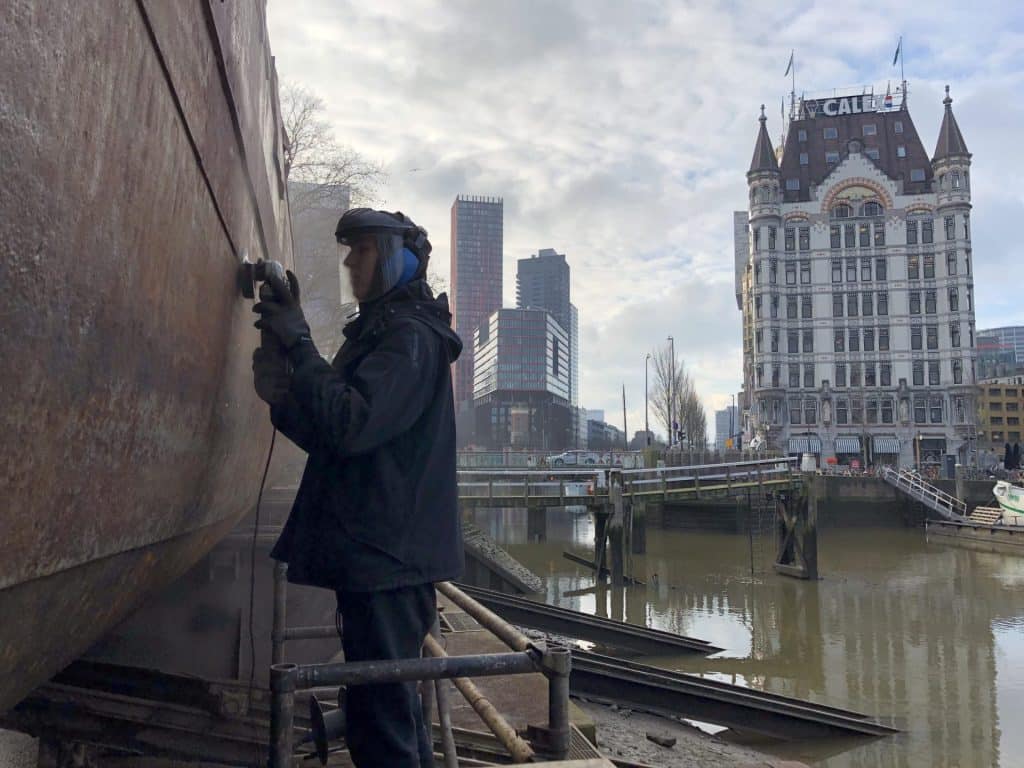 Werk aan de stalen romp van een schip bij de Oude Haven