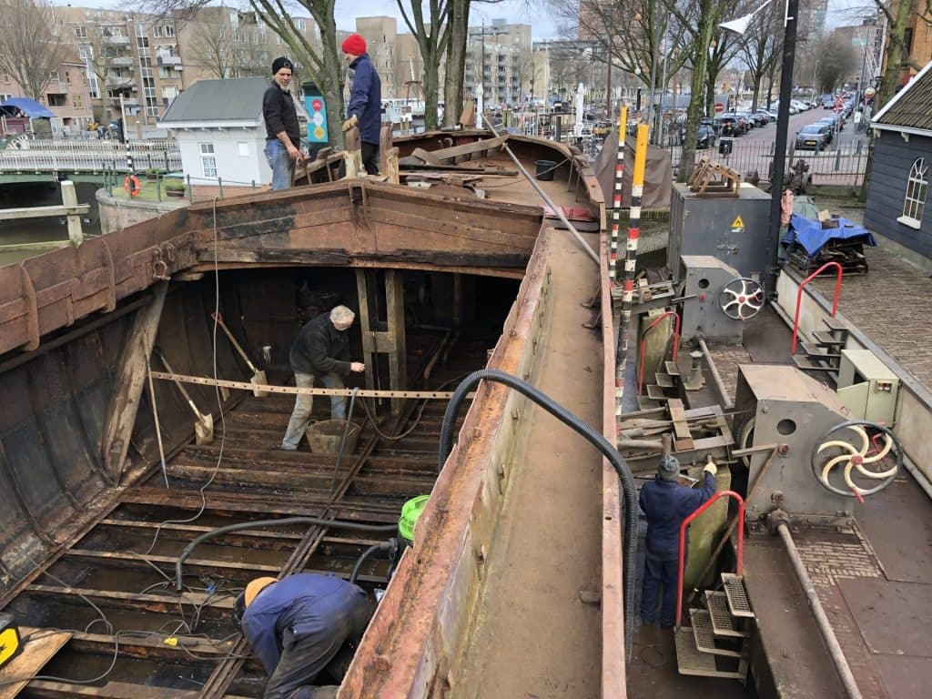 Vakmensen aan het werk in het ruim van een schip