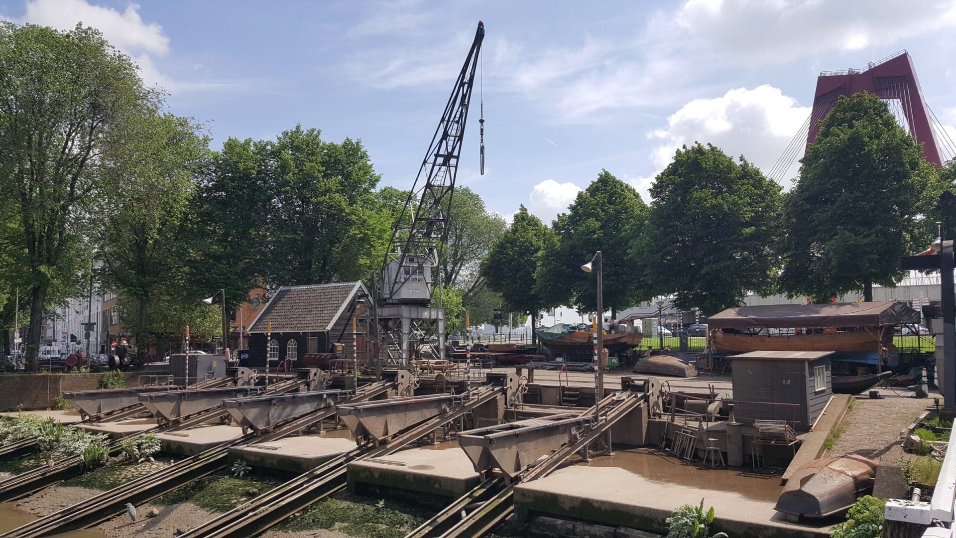 Overzicht van de werf met de werfkraan en de scheepshelling