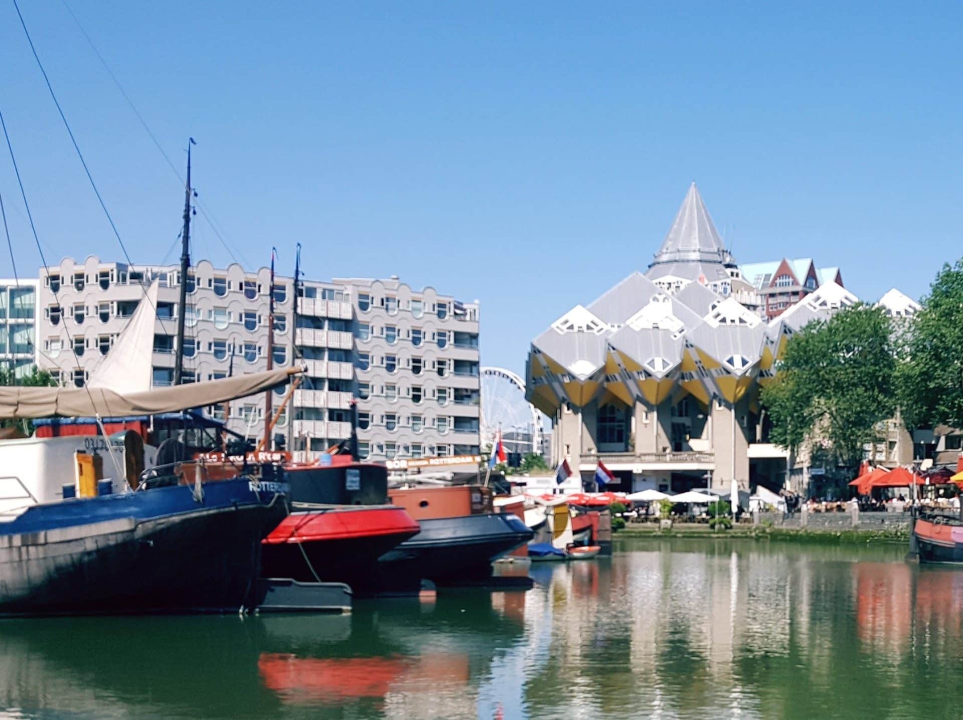 De Oude Haven met de Kubuswoningen en historische schepen