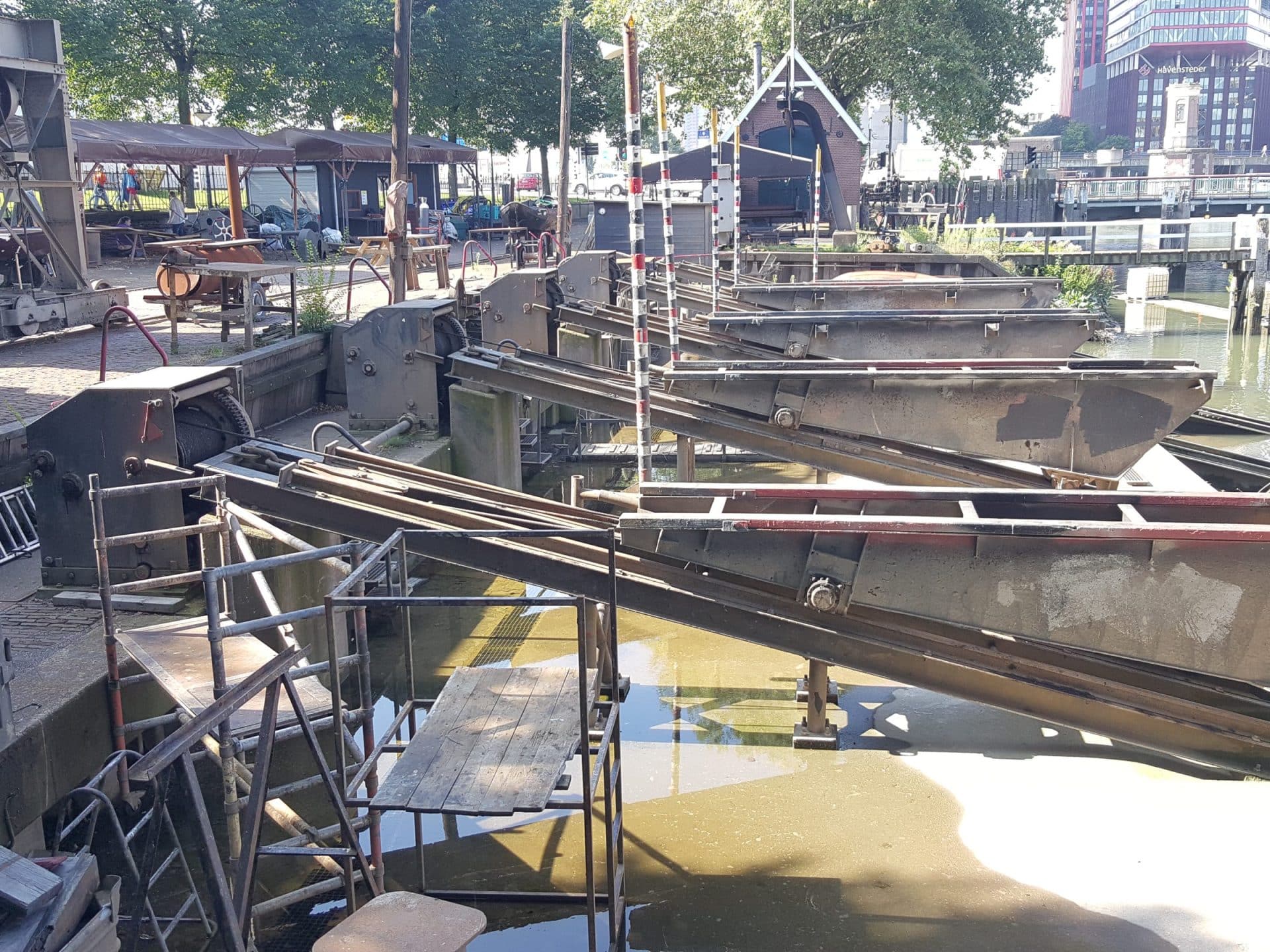 De hellingvloer met rails en karren tijdens het hellingen