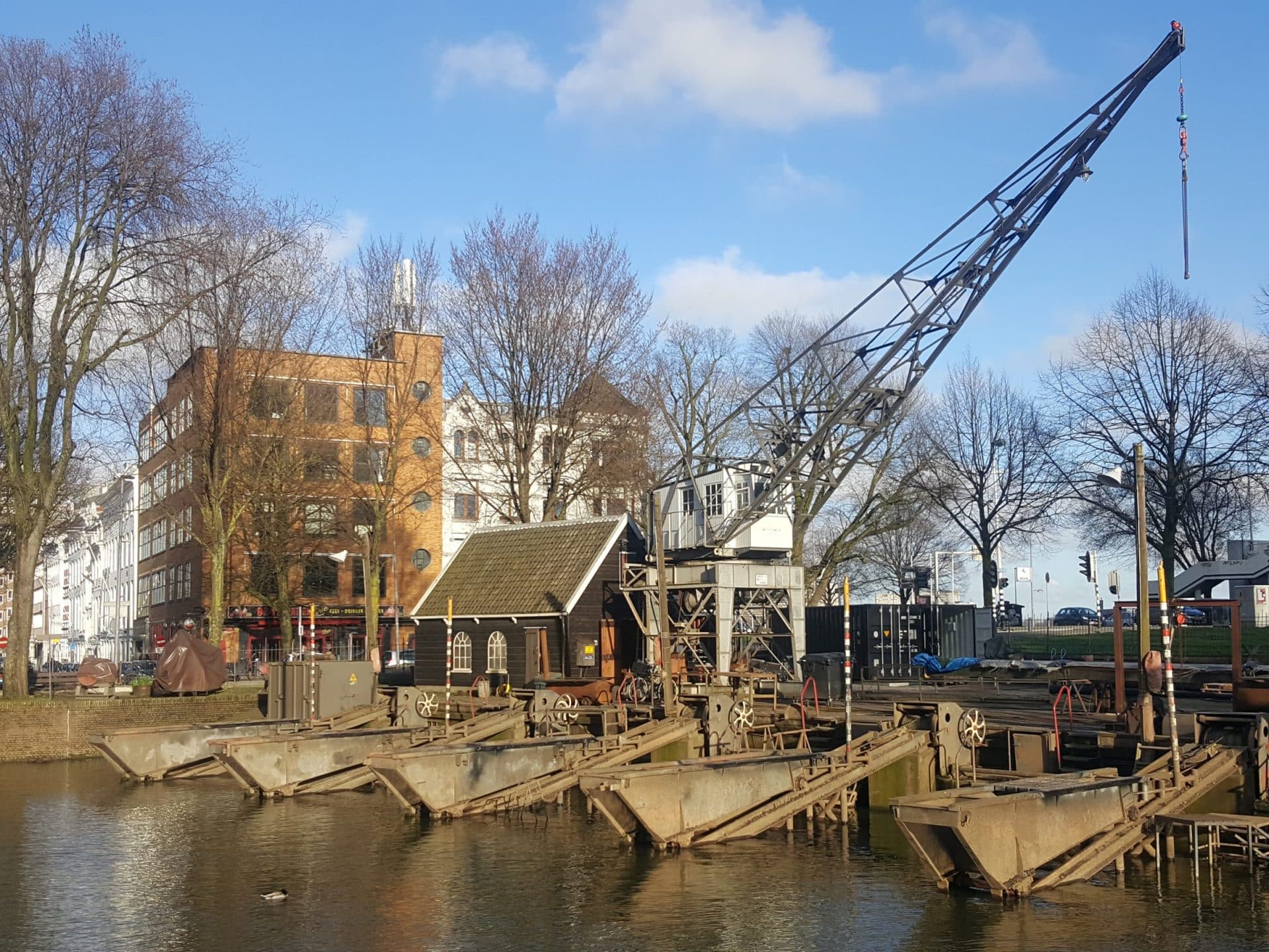 De werfkraan boven de hellingkarren