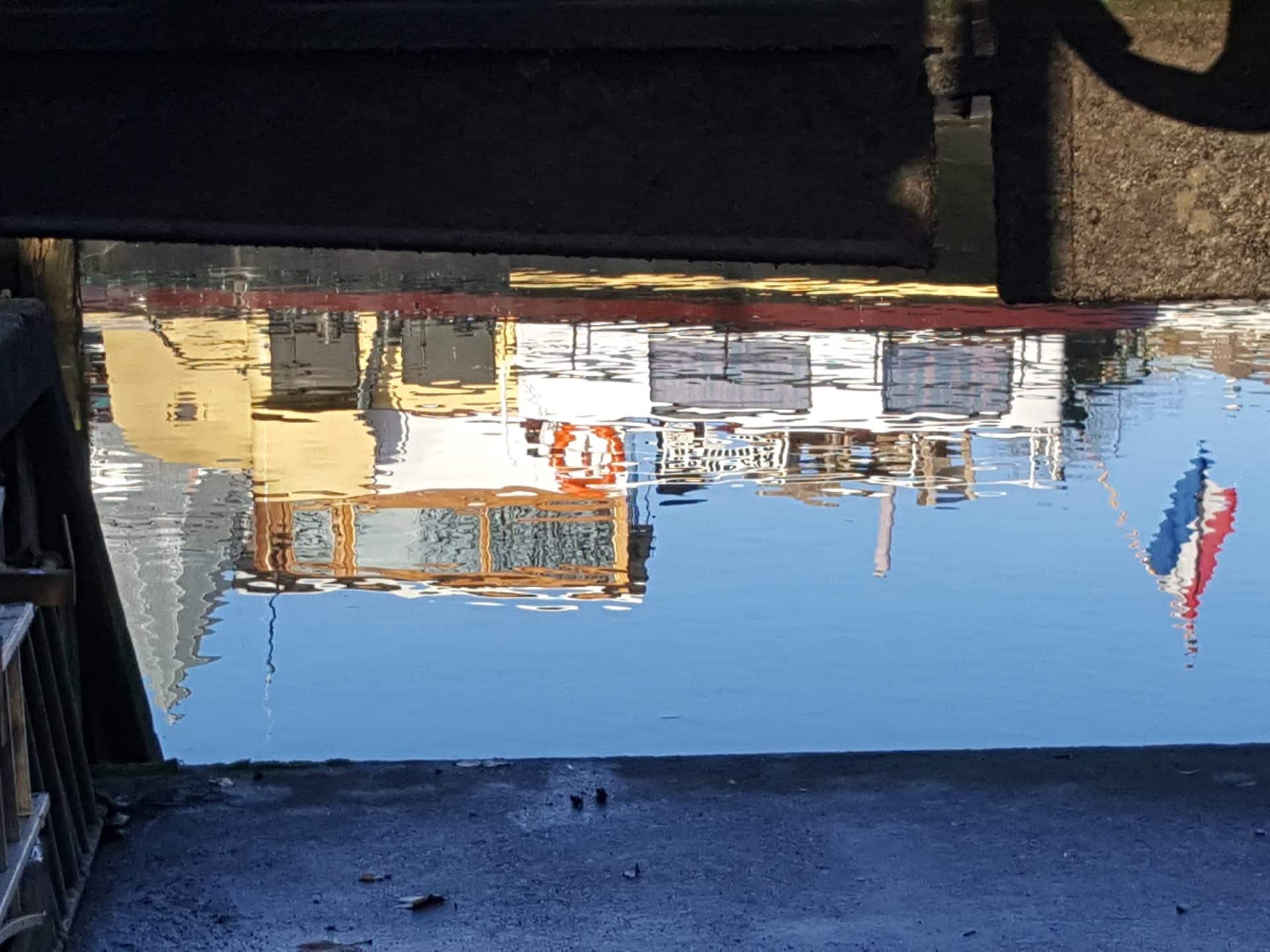 Weerspiegeling van de Oude Haven in het water bij de werf