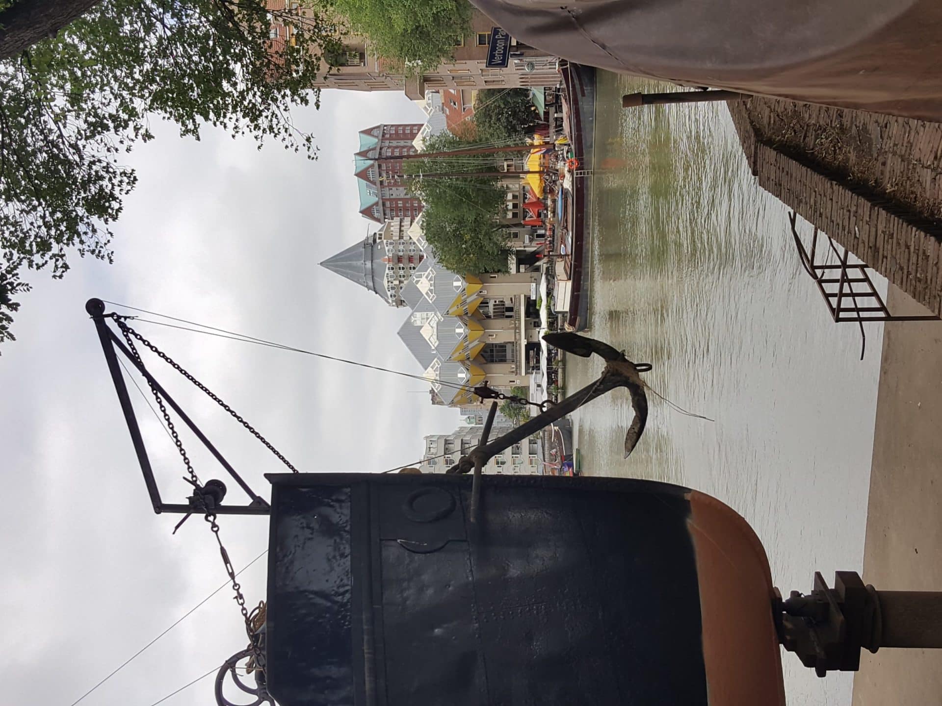 Achtersteven van een erfgoedschip op de helling, met de werfkraan en de Oude Haven