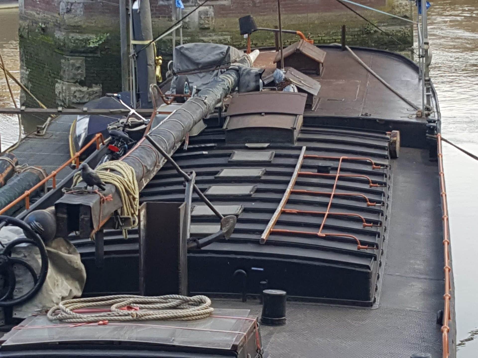 Dek van een schip op de helling met de Oude Haven op de achtergrond