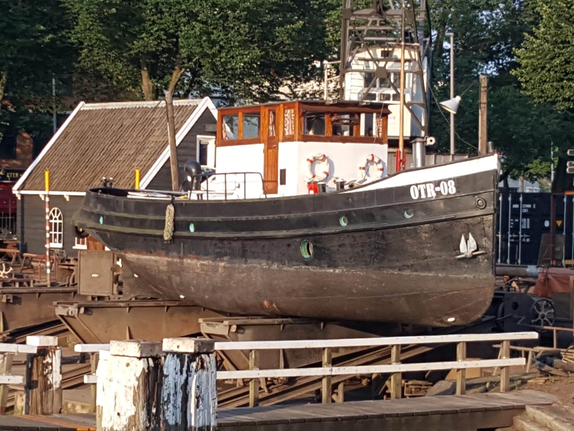 Sleepboot op de helling naast het werfhuisje