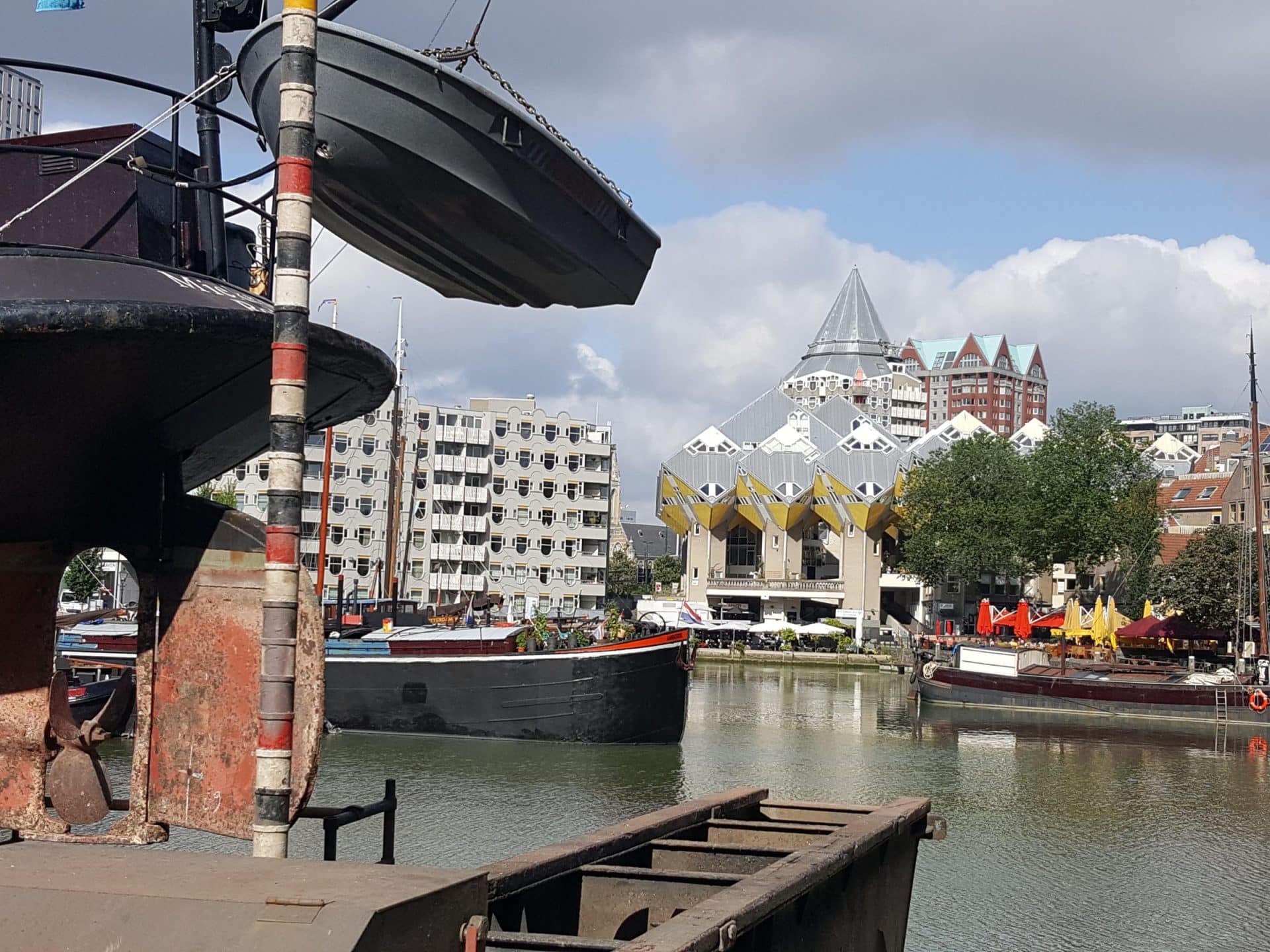 Schip op de helling met de Kubuswoningen op de achtergrond