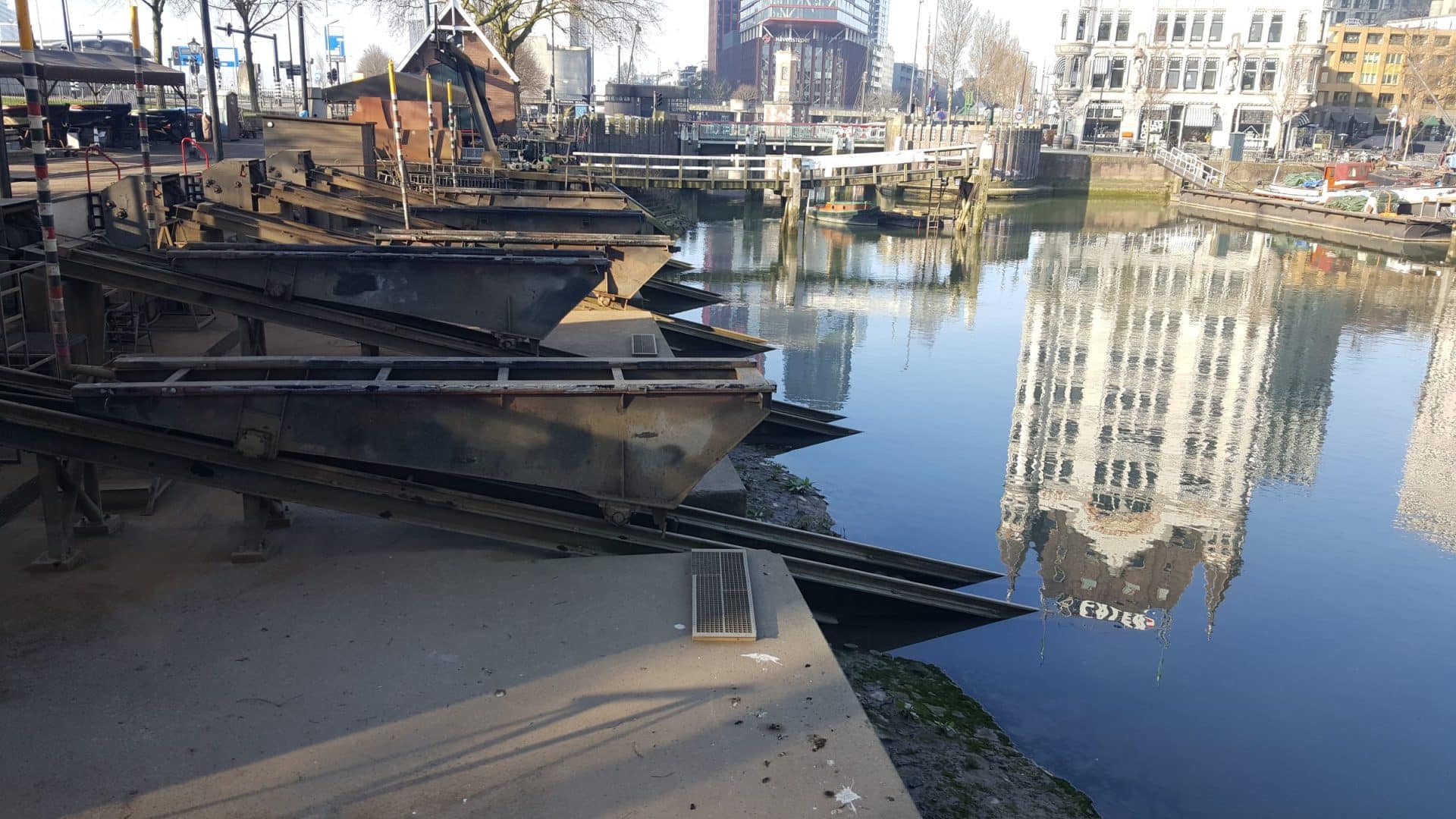 Lege hellingkarren met de weerspiegeling van het Witte Huis