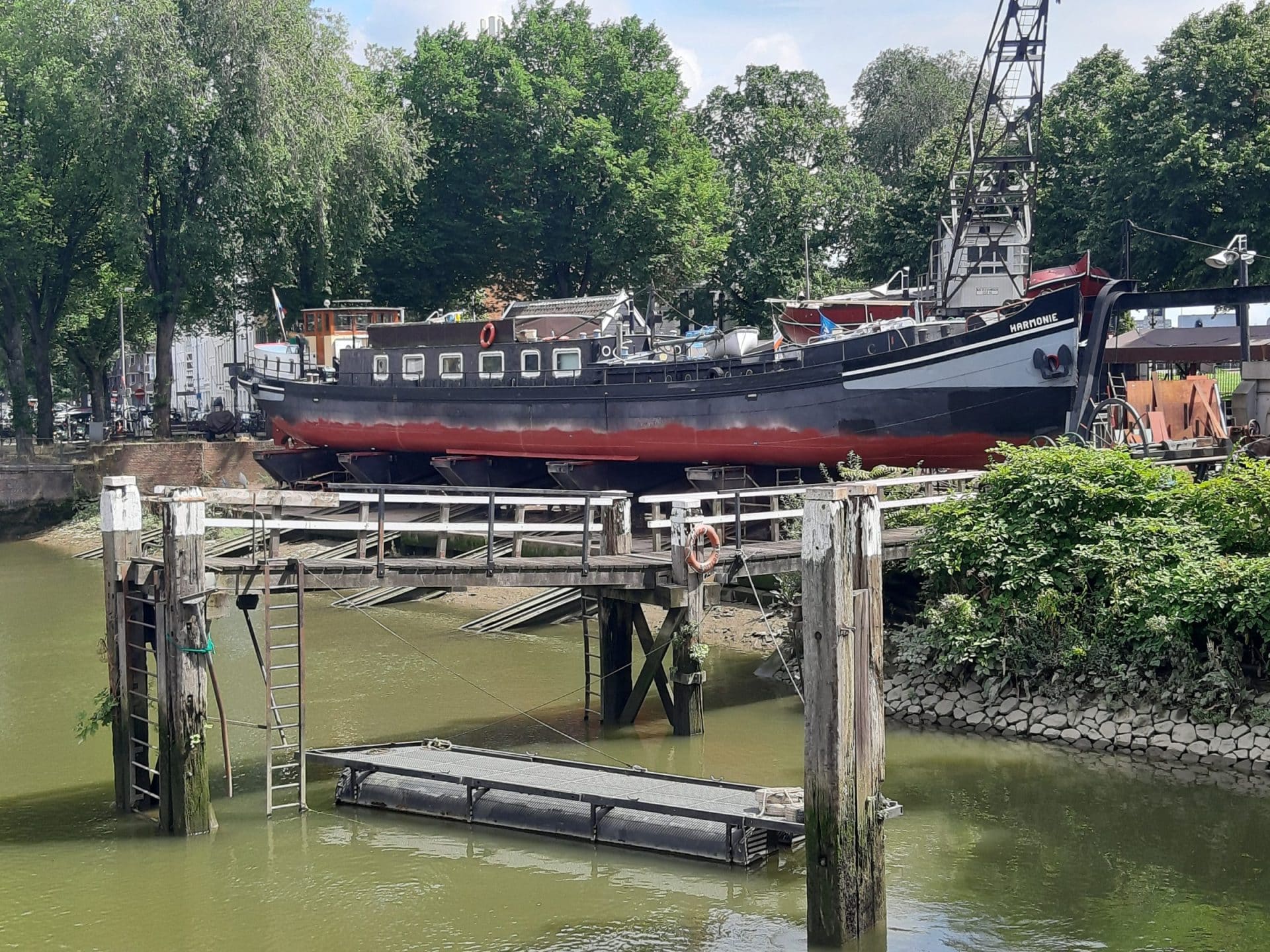 Schip op de helling gezien vanaf het water