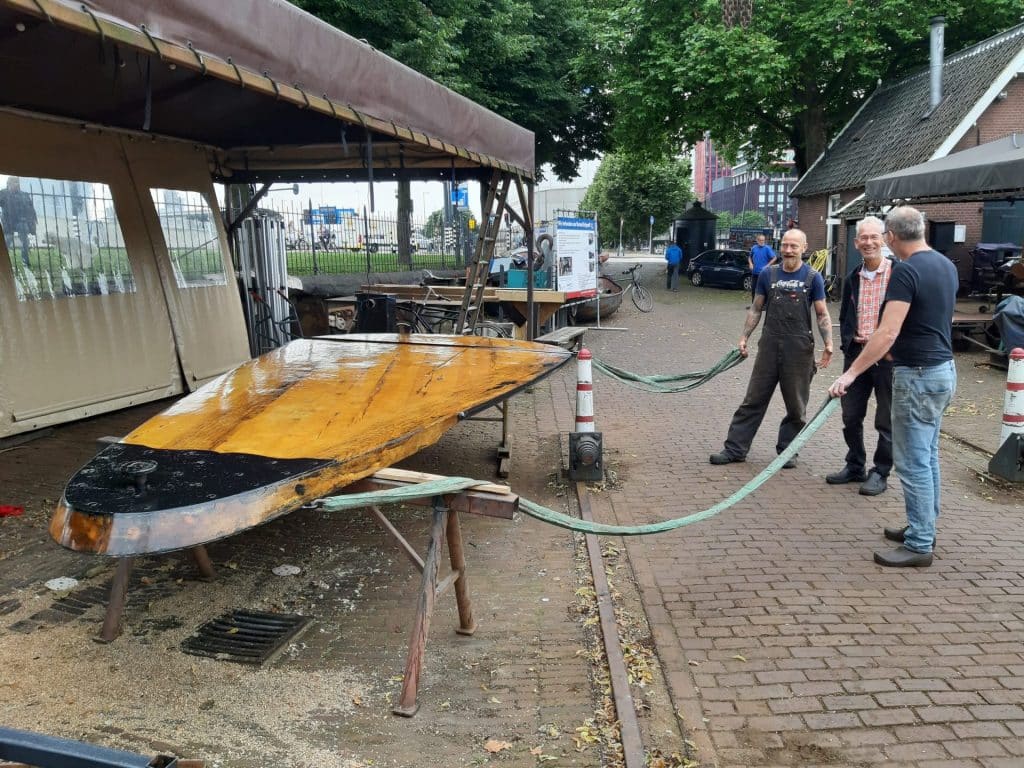 Bewerking van een stalen onderdeel op het werfterrein