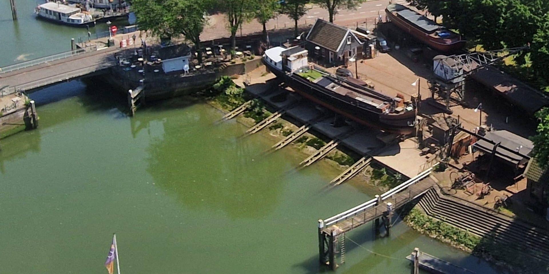 Luchtfoto van de scheepshelling en de werf van Koningspoort