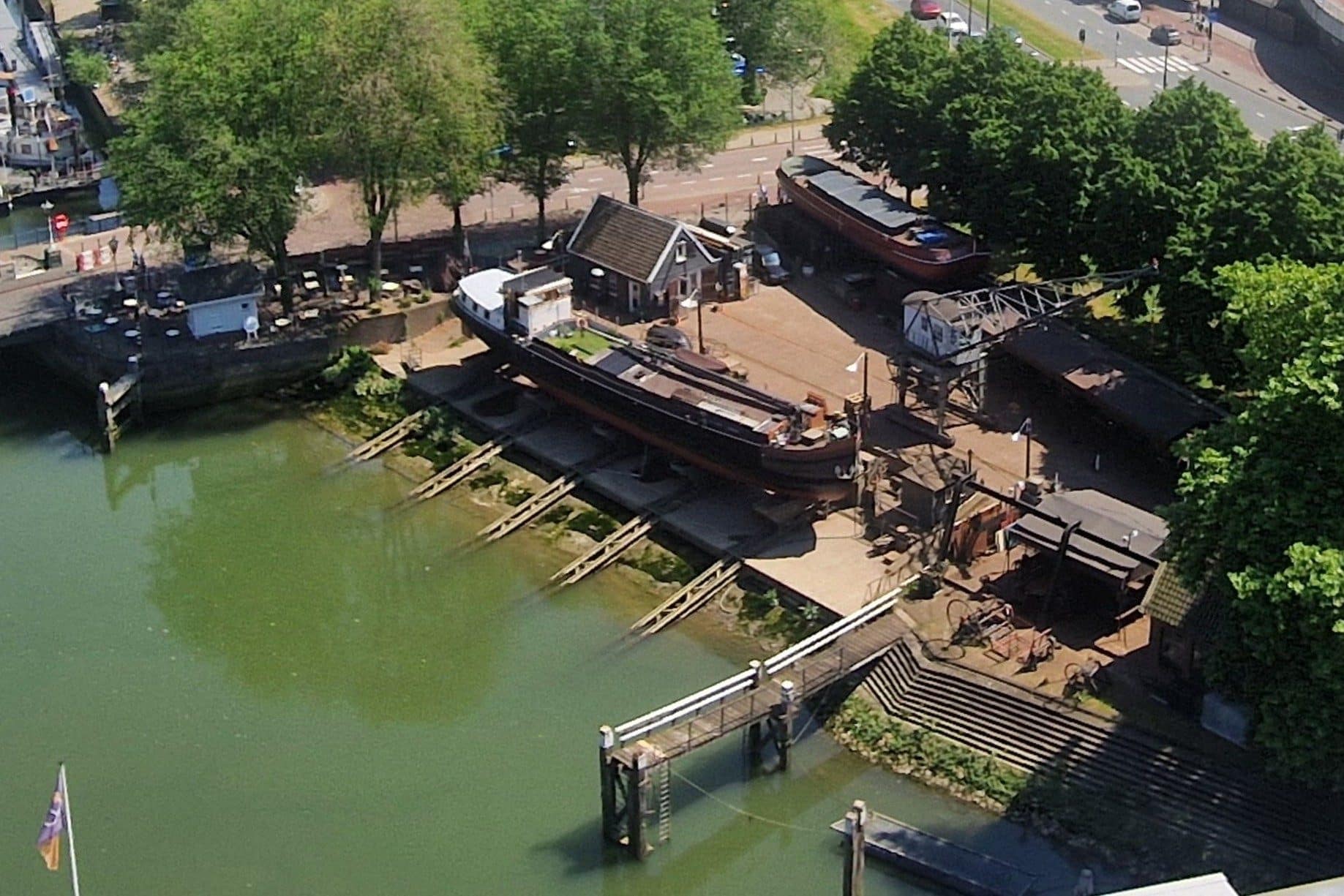 Luchtfoto van de werf en de scheepshelling aan de Oude Haven