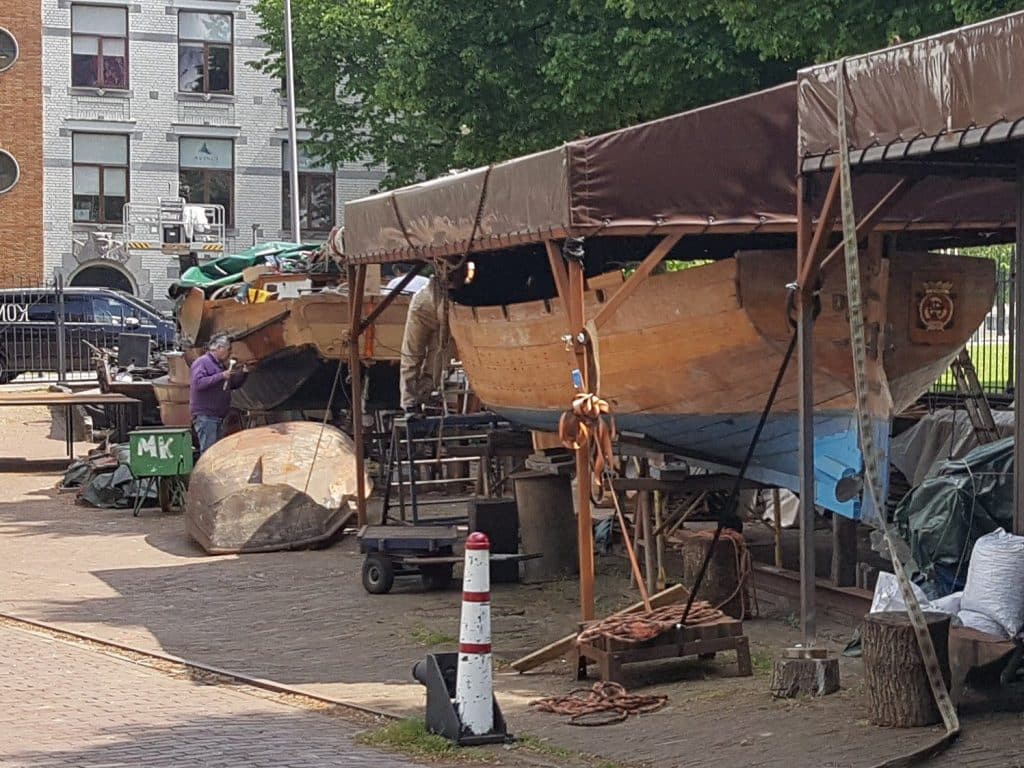 Houten schip onder een tent voor restauratie
