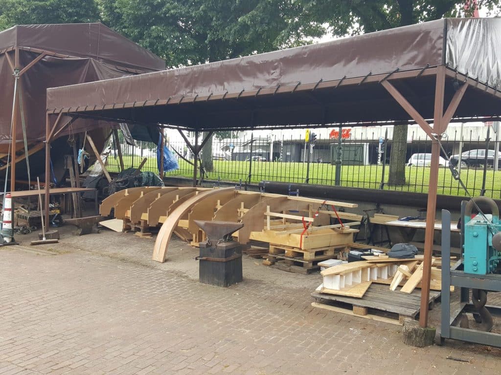 Nieuwe houten spanten voor een sloep onder de tent