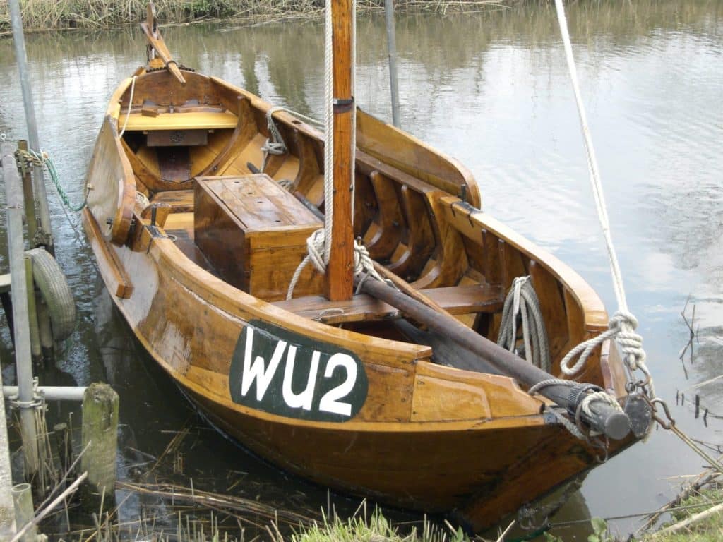 De gerestaureerde houten boot WU2 in het water