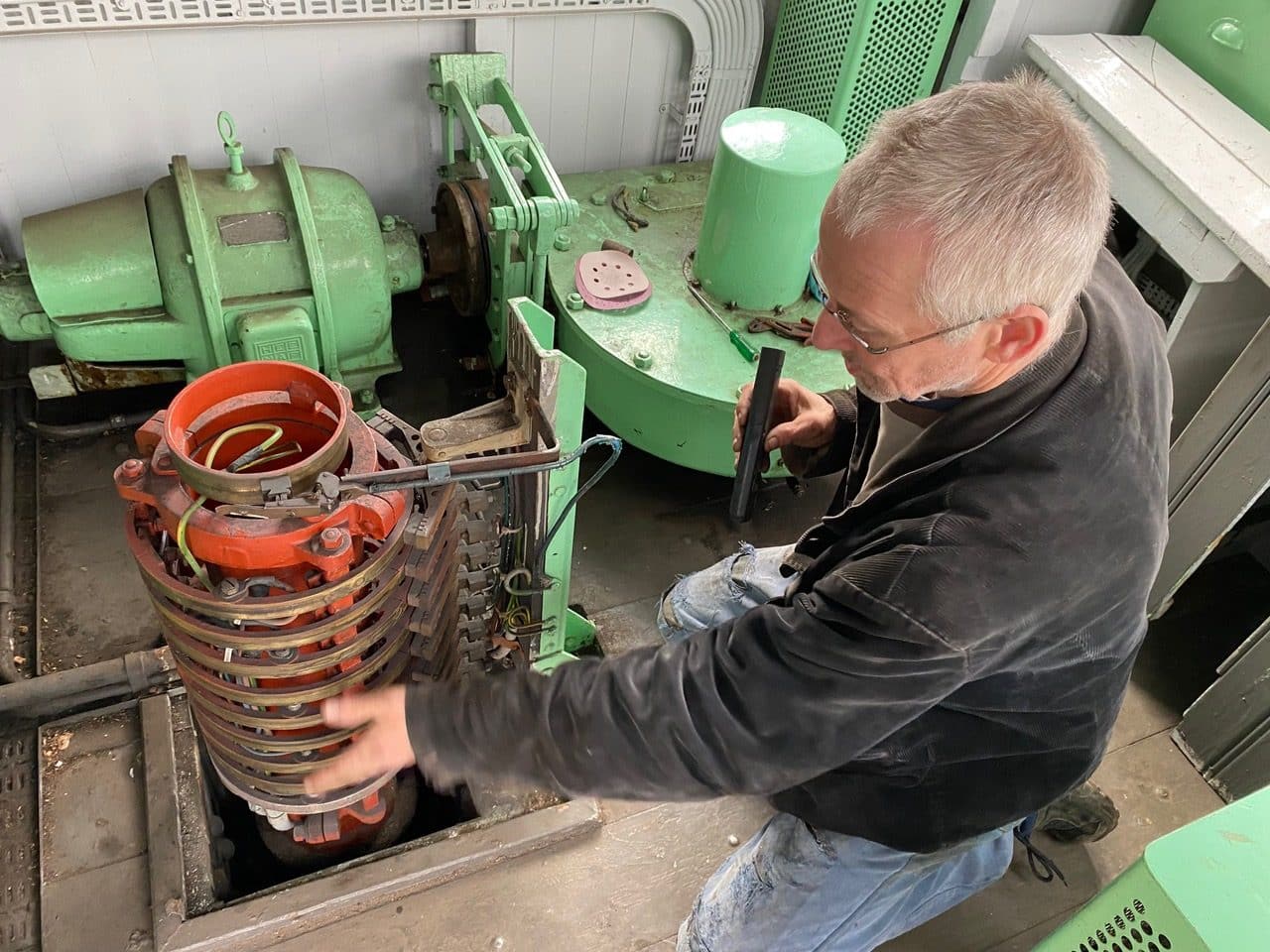 Een vakman repareert een scheepsonderdeel in de werkplaats