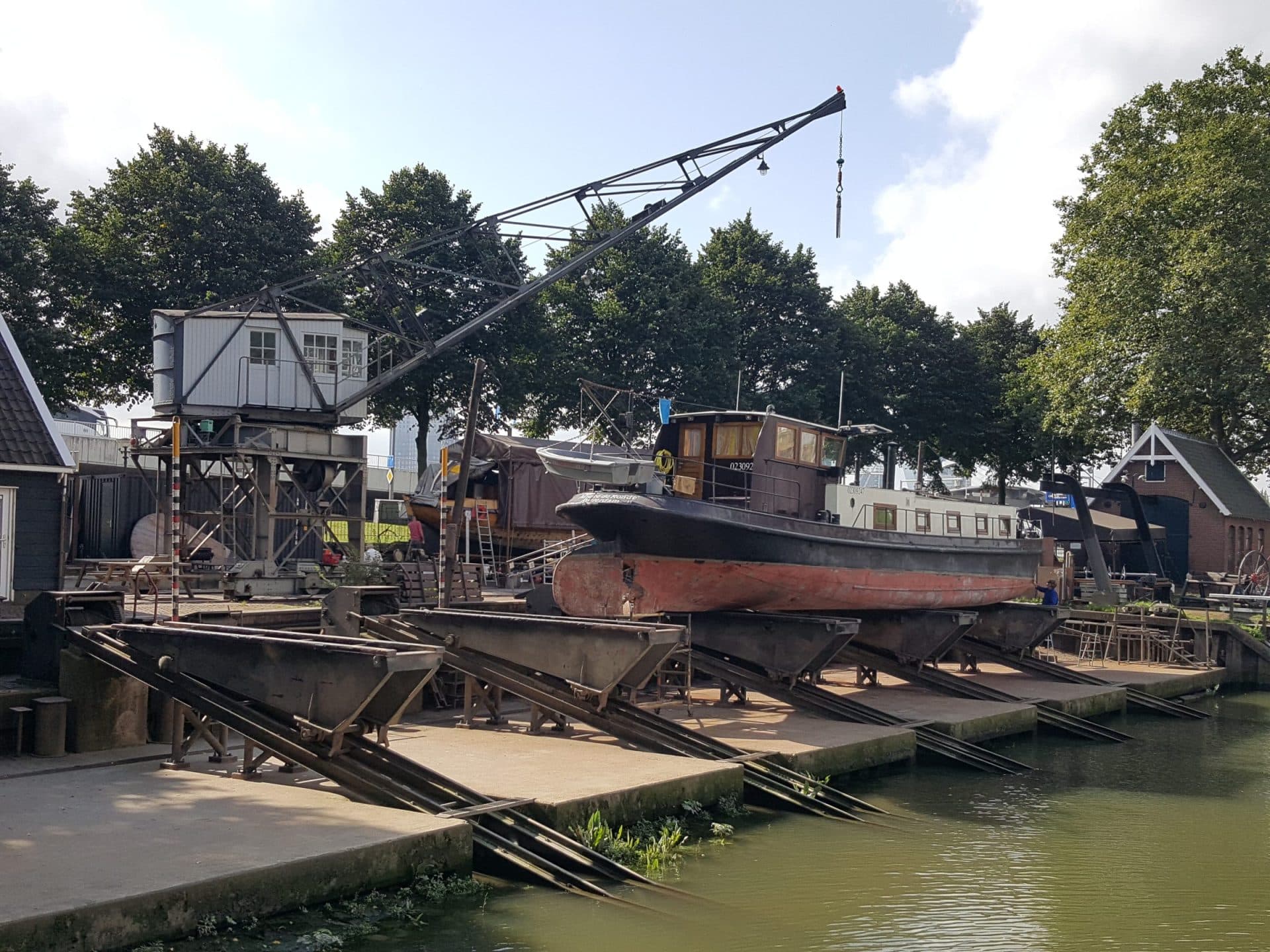 Erfgoedschip op de scheepshelling van Stadswerf Koningspoort met de historische werfkraan