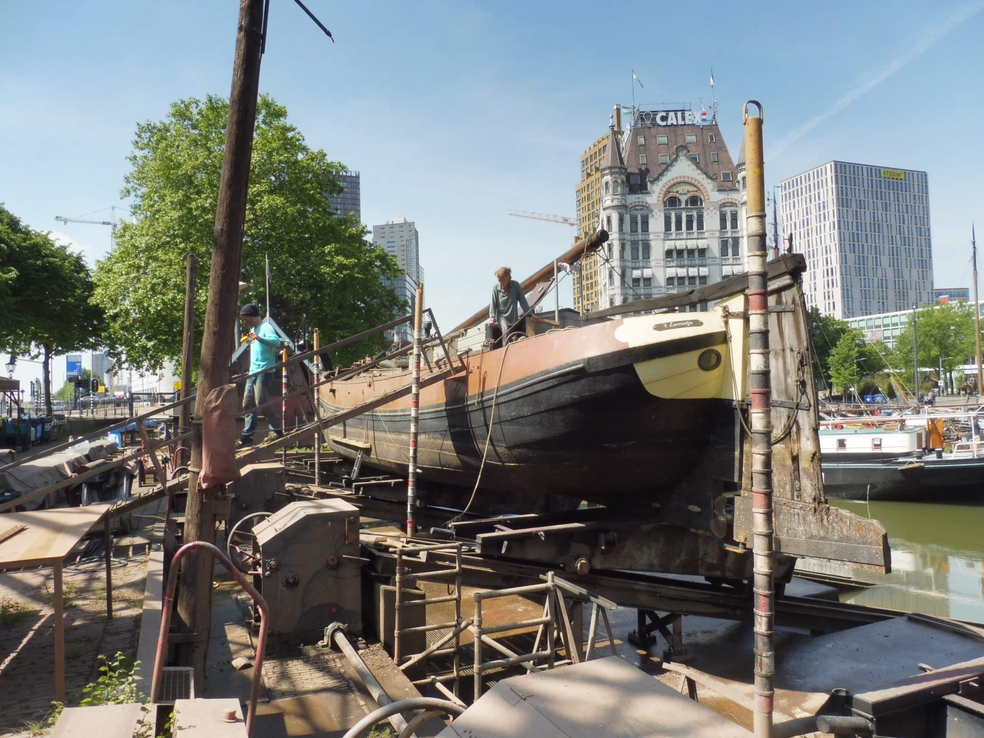 Schip op de helling met het Witte Huis op de achtergrond
