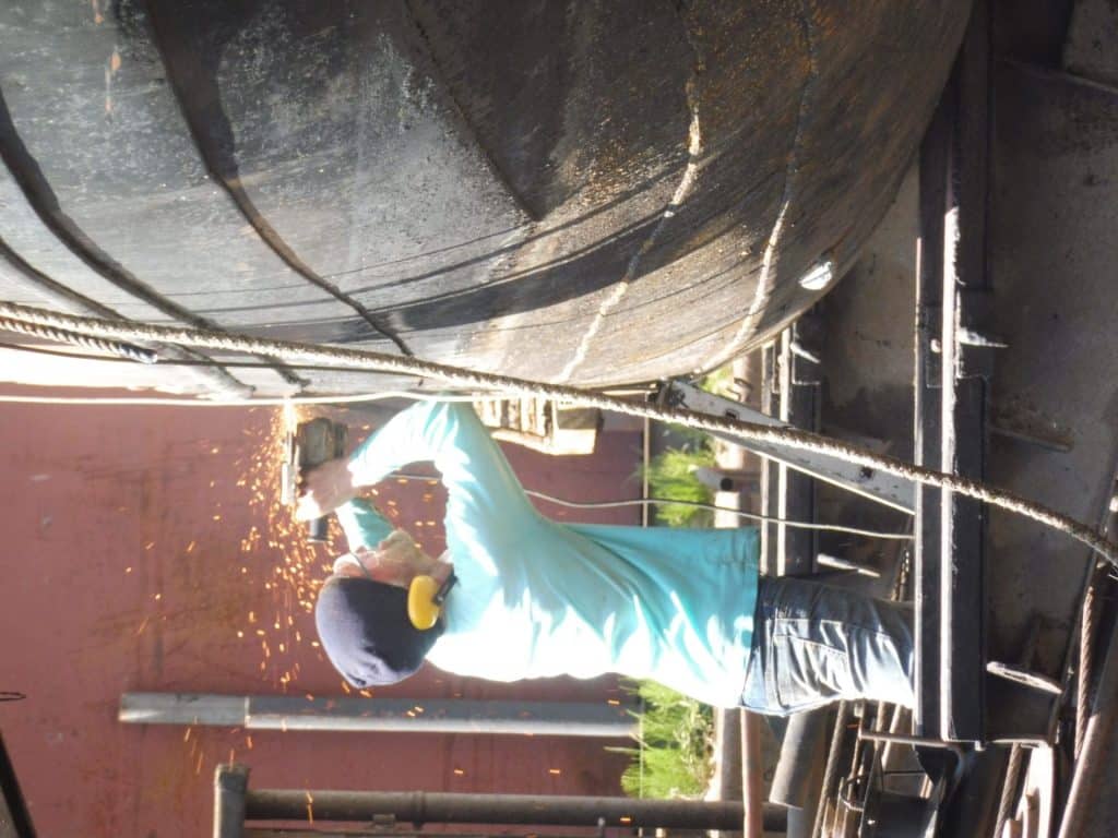 Lassen aan de romp van een schip op de helling