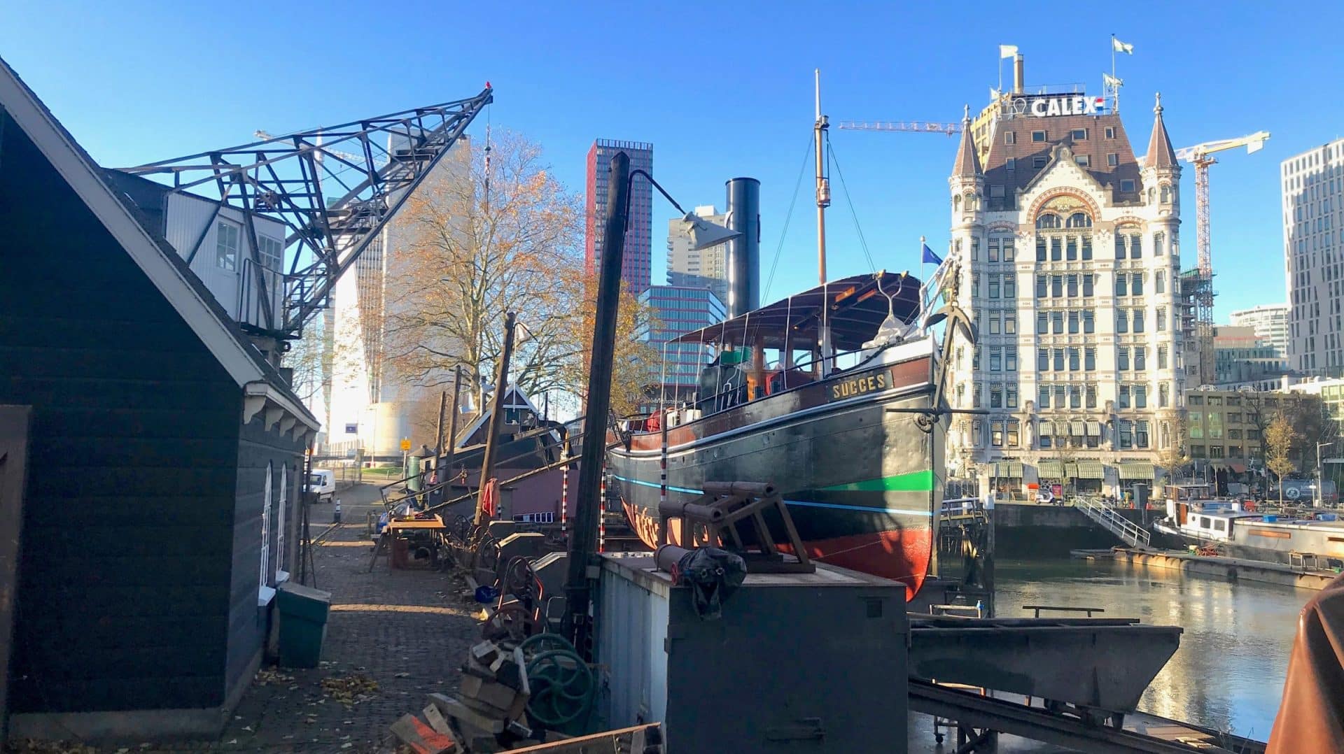 Stoomschip Succes op de werf met het Witte Huis op de achtergrond